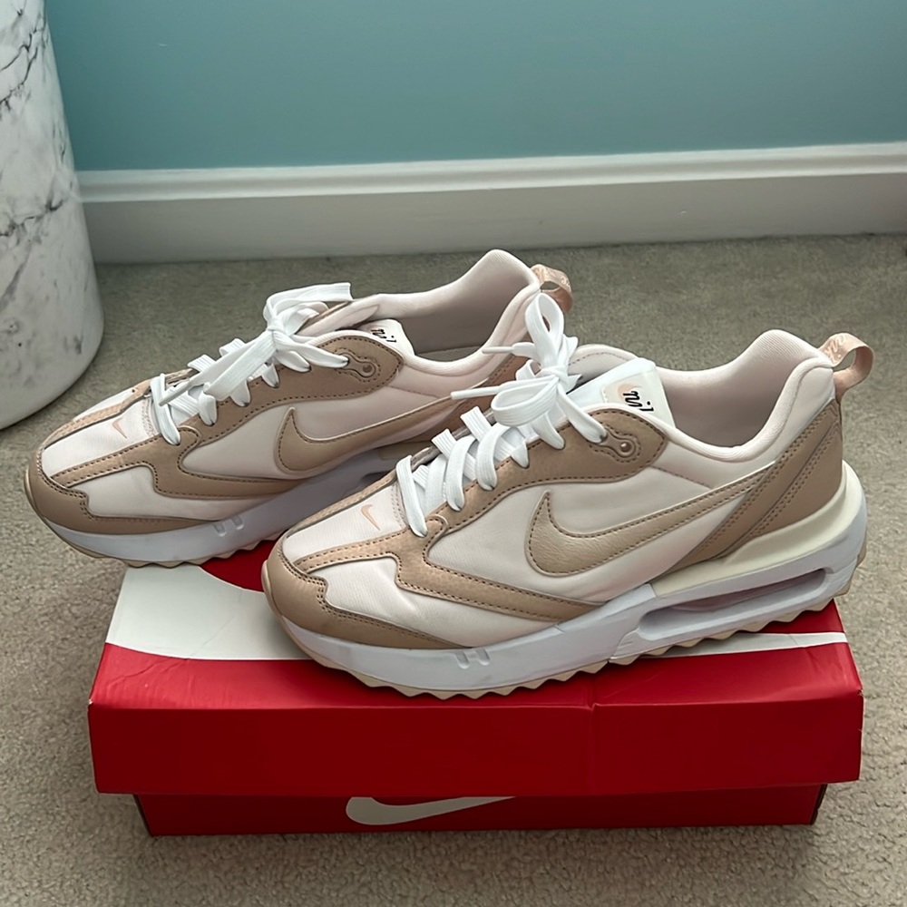 Women’s Air Max Dawn Size 9